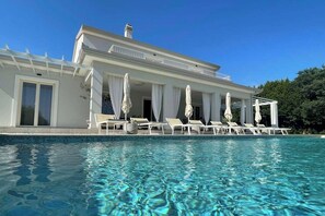 A modern two-story house with a swimming pool, white columns, and outdoor seating. - Stylish villa for 8 people in Tar-Vabriga (Tar-Vabriga)