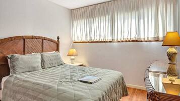 1 chambre, bureau, fer et planche Ă repasser, accĂšs Internet