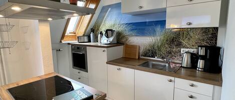 Réfrigérateur, un four, surface de cuisson, lave-vaisselle