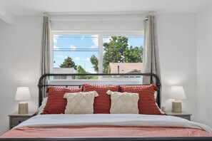 4 多间卧室、办公桌、熨斗/熨衣板、旅行婴儿床