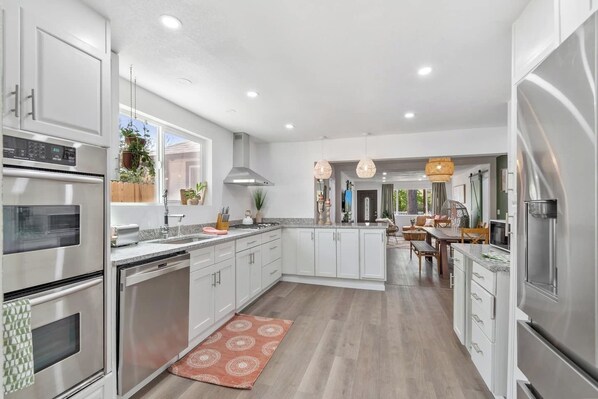 冰箱、微波炉、烤箱、炉灶