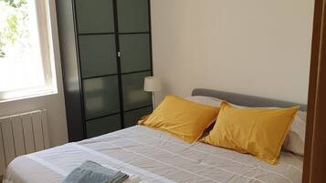 2 bedrooms, desk, iron/ironing board, free WiFi