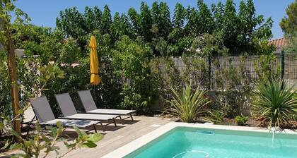 Charming cottage in Saint Remy de Provence, 4-5 people with pool and garden