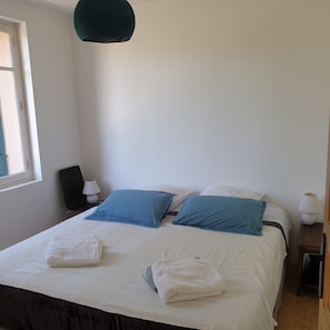 2 habitaciones, escritorio, tabla de planchar con plancha y wifi gratis 