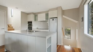 Microwave, oven, stovetop, dishwasher - Hideaway - Dinner Plain (Dinner Plain)