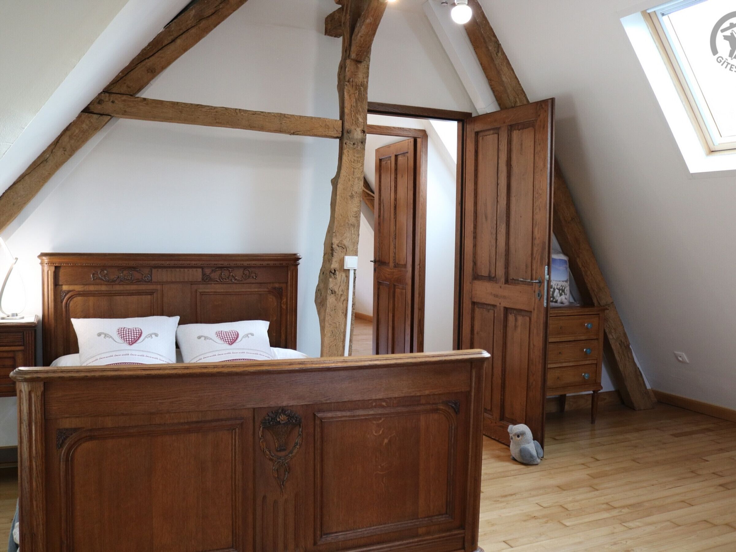 2 室のベッドルーム、WiFi (無料)、ベッドシーツ