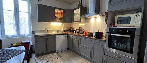 Microwave, oven, dishwasher, coffee/tea maker