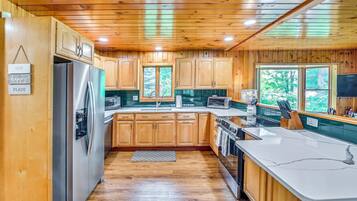Coffee/tea maker, fridge, microwave, stovetop