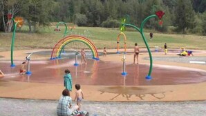A water park with various play structures, including a rainbow arch and multiple water jets. - Lovely T3 duplex Orcières Merlette resort (Orcières)