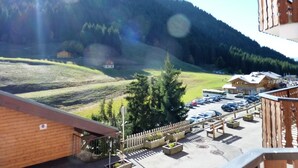 Un hôtel doté d’un parking, d’une clôture en bois et situé dans un cadre montagneux.