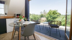Eine moderne Küche mit Essbereich und Blick auf eine schöne Aussicht.