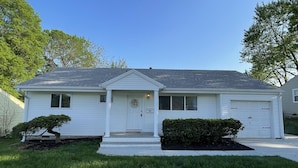 Exterior - NEW! Updated *|* Stylish *|* OP getaway w/ Hot Tub (Overland Park)