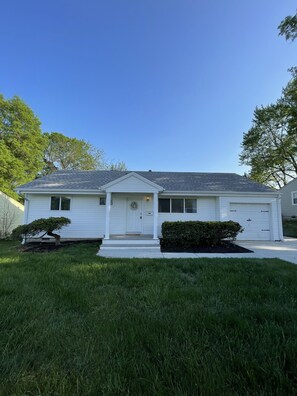 Exterior - NEW! Updated *|* Stylish *|* OP getaway w/ Hot Tub (Overland Park)