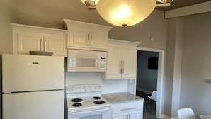 Coffee/tea maker, fridge, microwave, oven - NEW! Updated *|* Stylish *|* OP getaway w/ Hot Tub (Overland Park)