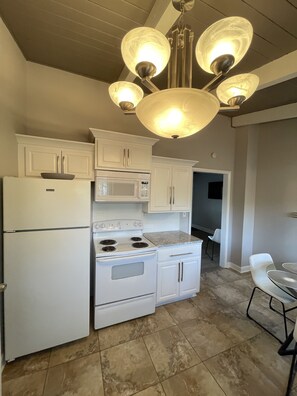 Private kitchen - NEW! Updated *|* Stylish *|* OP getaway w/ Hot Tub (Overland Park)