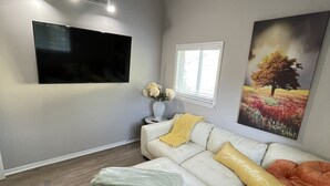 Smart TV - NEW! Updated *|* Stylish *|* OP getaway w/ Hot Tub (Overland Park)