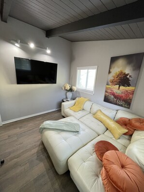 Living area - NEW! Updated *|* Stylish *|* OP getaway w/ Hot Tub (Overland Park)