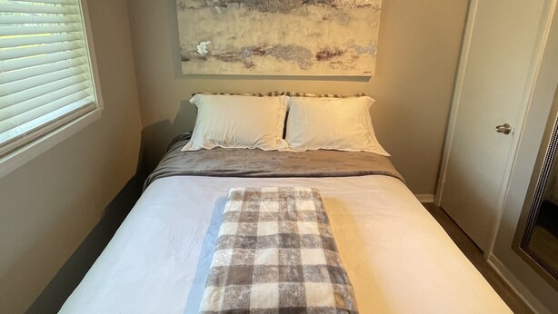 3 bedrooms, desk, free WiFi, bed sheets - NEW! Updated *|* Stylish *|* OP getaway w/ Hot Tub (Overland Park)