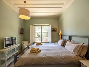 Camera | Con stile personalizzato, con arredamento individuale, una scrivania