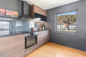 Refrigerador, microondas, placa de cocina, tostadora