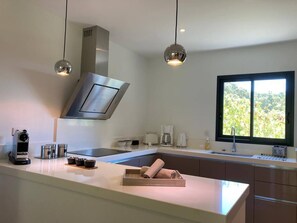 Een koelkast, een microgolfoven, een oven, een vaatwasser