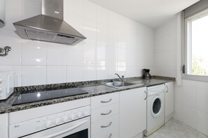 Refrigerador, microondas, horno y cafetera y tetera 