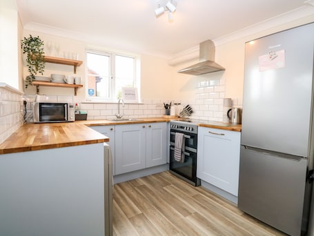 Cottage | Private kitchen | Fridge, dishwasher, electric kettle, toaster
