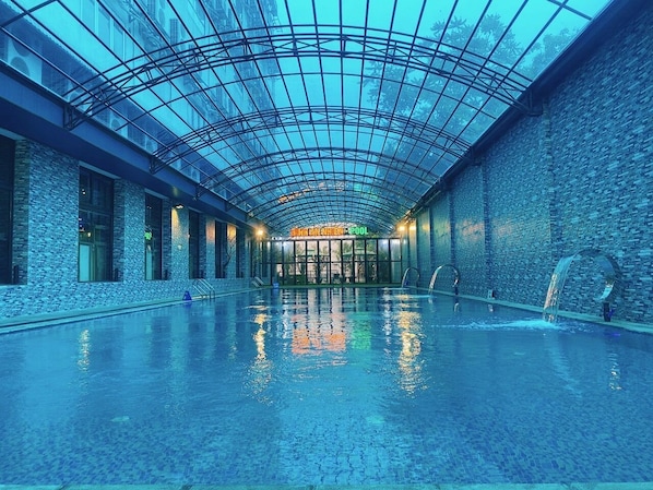 Una piscina cubierta