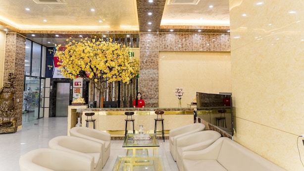 A hotel lobby with a reception desk, seating area, and a statue. - Binh An Nhien Hotel (Hoa Lu)