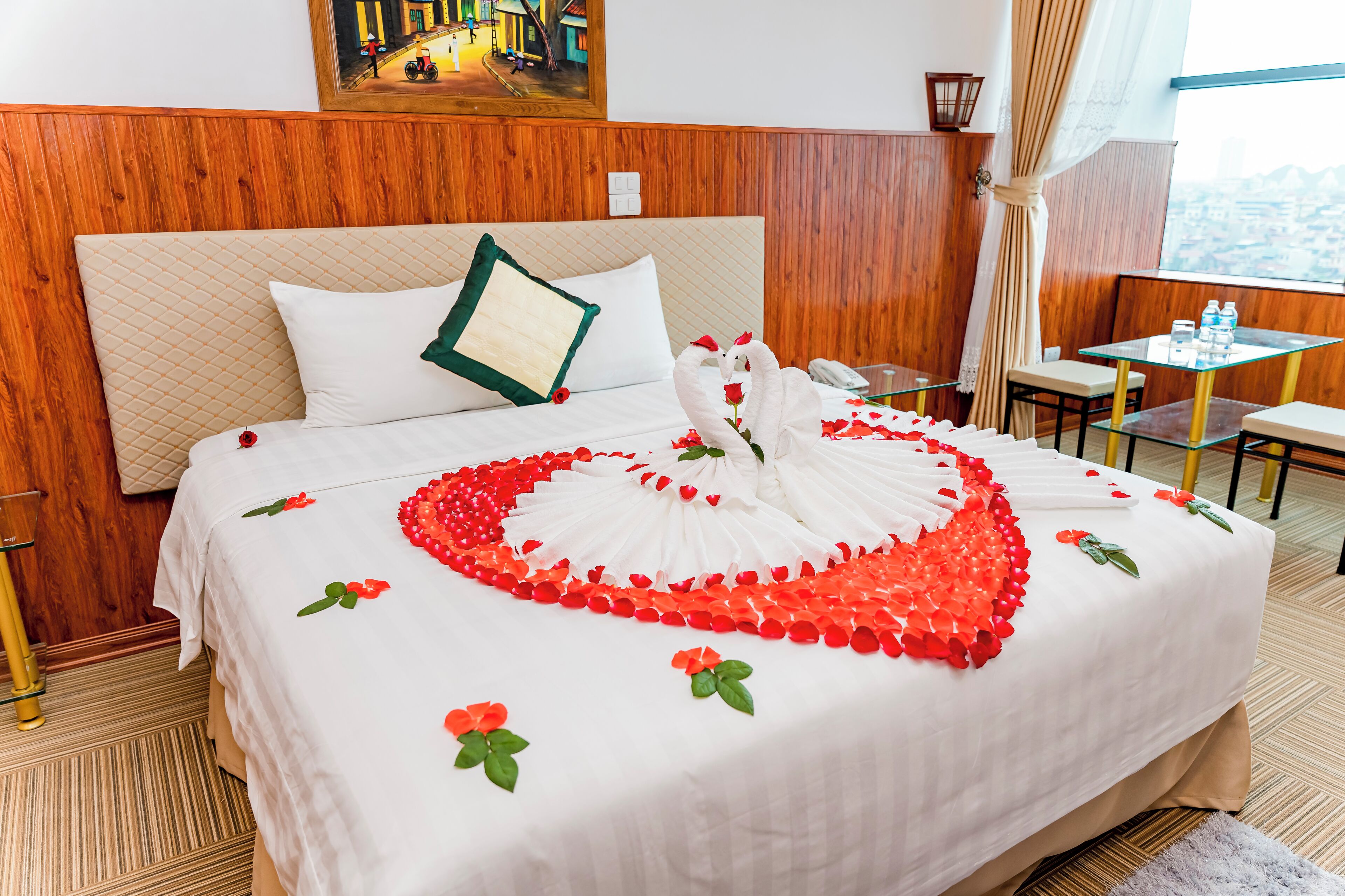 高档床上用品、迷你吧、客房内保险箱、办公桌