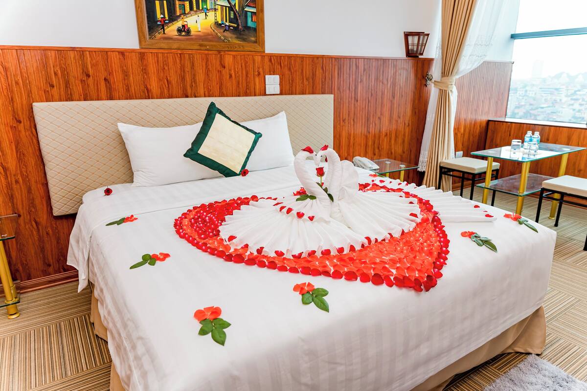 Ropa de cama de alta calidad, minibar, caja fuerte y escritorio