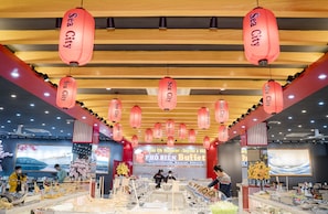 2 restaurantes; se sirven desayunos, almuerzos y cocina vietnamita