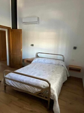 3 habitaciones, escritorio, tabla de planchar con plancha y wifi gratis 