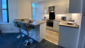 Luksusleilighet, 2 soverom, sjøutsikt | Eget kjøkken | Espressomaskin, kaffetrakter/tekoker, kjøleskap og mikrobølgeovn