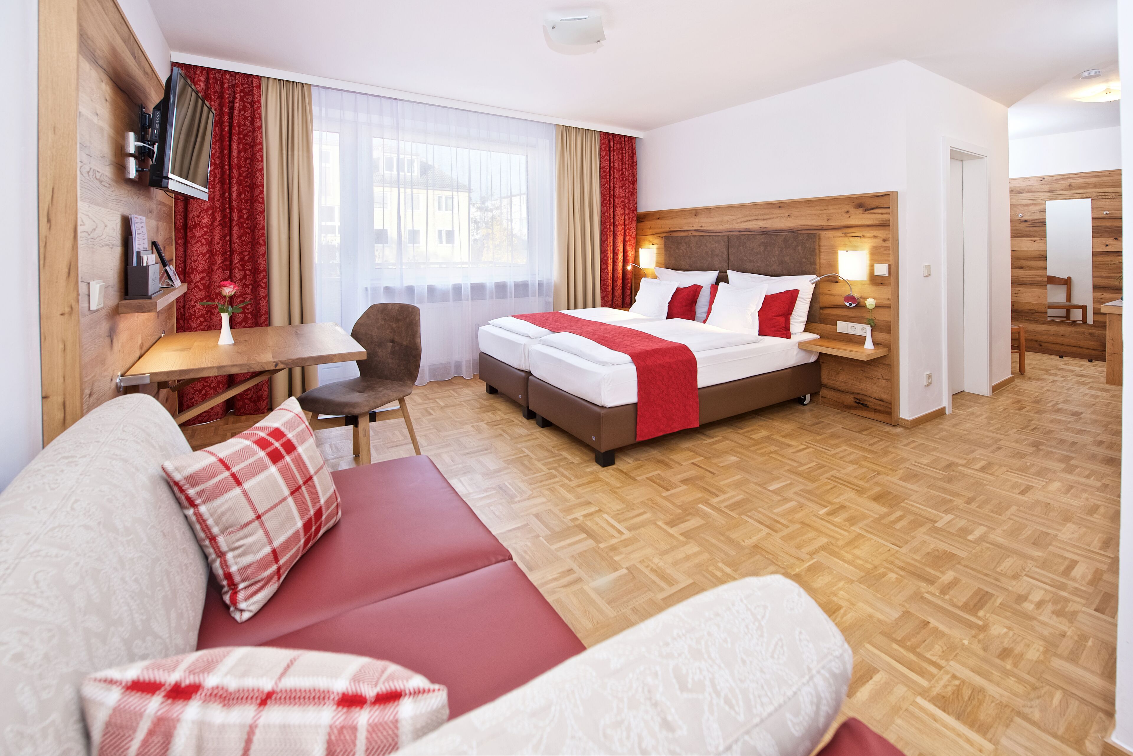 Studio | In-room safe, desk, laptop workspace, soundproofing