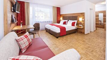 Studio | In-room safe, desk, laptop workspace, soundproofing