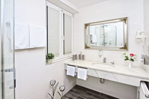 Apartment, 2 Bedrooms | Bathroom | Eco-friendly toiletries, hair dryer, towels - Park Hotel Laim Serviced Apartments (Munich)