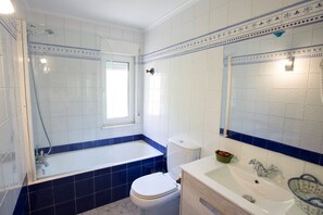 Badewanne, Haartrockner, Handtücher, Seife