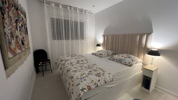 1 slaapkamer, een bureau, een strijkplank/strijkijzer, reisbedje