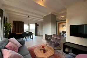 Villa 6 | Living area | Flat-screen TV