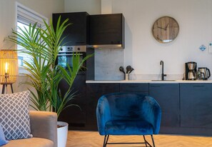 Pavilion 4 | Cocina privada | Frigorífico, placa de cocina, cafetera o tetera y utensilios de cocina