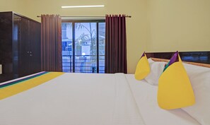 Standard Double Room | Desk - Itsy Hotels La Prince Residency (Morjim)