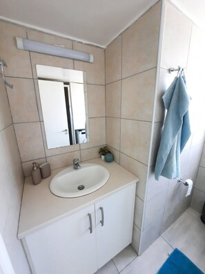 Lägenhet Standard | Badrum | Badkar och dusch, bidé och handdukar