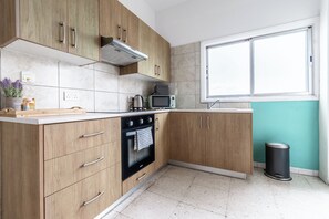 Standard Apartment | Private kitchen | Fridge, microwave, stovetop, toaster - Sea-Esta Seaview Apartment (Larnaca)