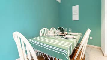 Standard Apartment | In-room dining