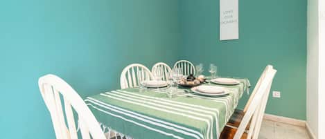 Standard Apartment | In-room dining