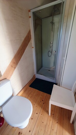 Shower, soap, toilet paper - Malabry park (Noyal-Muzillac)