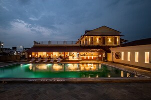 Una piscina al aire libre