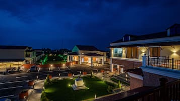 Fassade der Unterkunft – Abend/Nacht