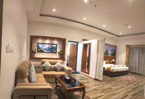 Ropa de cama hipoalergénica, escritorio y tabla de planchar con plancha 